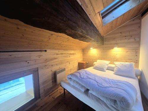 Posto letto in camera in legno con finestra. di Appartement 4pers - Hyper centre Bourg St Maurice a Bourg-Saint-Maurice