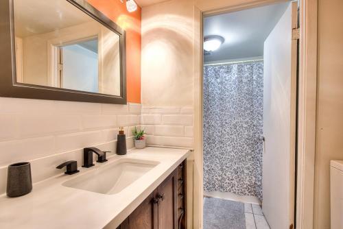 Phòng tắm tại Beautiful Montreal 3BR! Comfort-Value-Convenience!