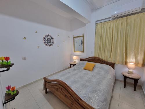 Dormitorio con cama con almohada amarilla en Isthmus Filoxenia, en Istmia