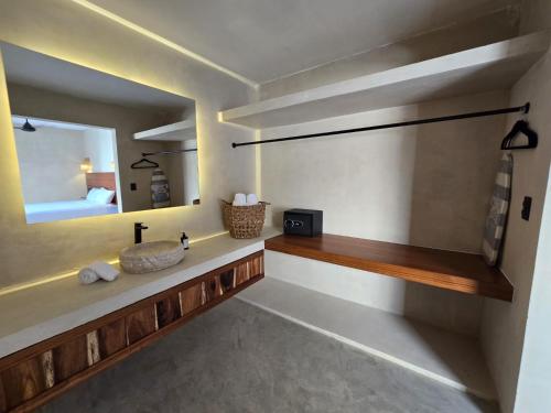 un baño con lavabo y espejo en Luumbal El Cuyo, en El Cuyo