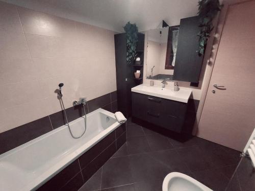 アッサーゴにあるApartment Vittoria Assago Forumの浴槽、トイレ、洗面台を備えたバスルーム
