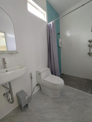 un baño con inodoro y lavabo en Cozy Tiny House Nature Retreat with Mountain Views, 