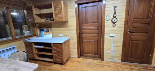 eine kleine Küche mit einer Theke und einer Tür in der Unterkunft На схилах річки Рось in Bila Zerkwa
