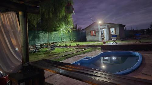 Cabaña la morocha في سيوداد لوجان دي كويو: وجود حوض زرقاء في الفناء في الليل