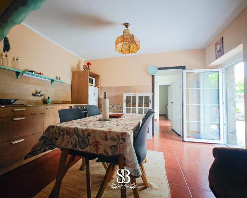 eine Küche mit einem Tisch und Stühlen sowie ein Esszimmer in der Unterkunft São Braz Terrace in Landim