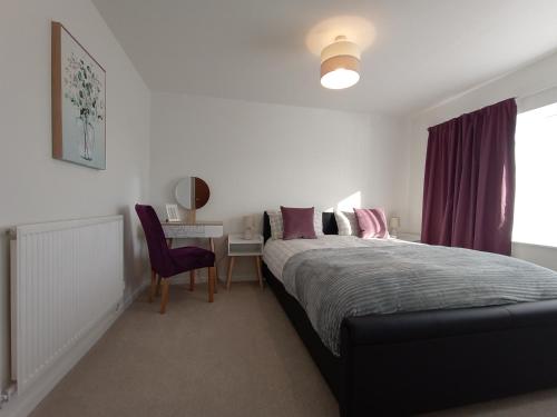 Ένα ή περισσότερα κρεβάτια σε δωμάτιο στο Cosy 3 bedroom house in Bicester