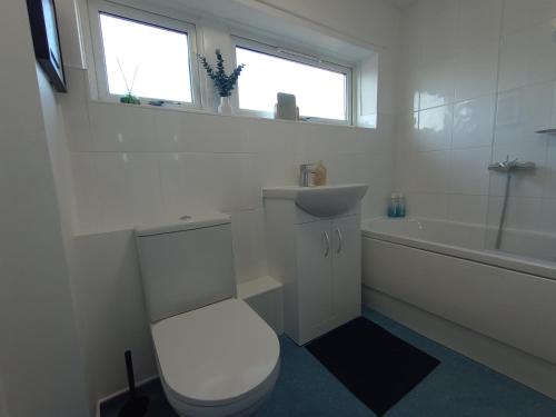 Ένα μπάνιο στο Cosy 3 bedroom house in Bicester