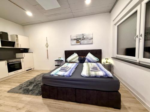 a bedroom with a large bed in a room at NEU wunderschöne Goldstadt Suite am Schlössle Zentrum Pforzheim in Pforzheim