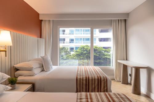 Faranda Collection Cartagena, a member of Radisson Individuals في كارتاهينا دي اندياس: غرفة فندقية بسريرين ونافذة