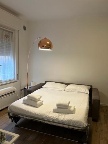 een slaapkamer met een bed met handdoeken erop bij Appartamento Cesare in Sirmione