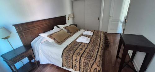 ein Schlafzimmer mit einem großen Bett mit zwei Handtüchern darauf in der Unterkunft Millennium between 5th floor in Mendoza