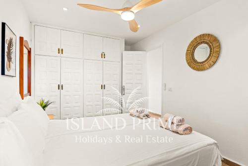 En eller flere senge i et værelse på Golden Sunset And Golf Views in Amarilla Golf PH35