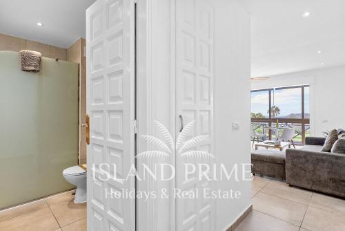 Et badeværelse på Golden Sunset And Golf Views in Amarilla Golf PH35