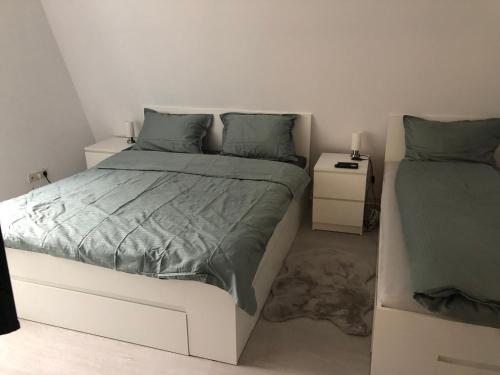 ein Schlafzimmer mit einem Bett und zwei Nachttischen in der Unterkunft Top Apartment with 2 bedrooms in Ramingstein