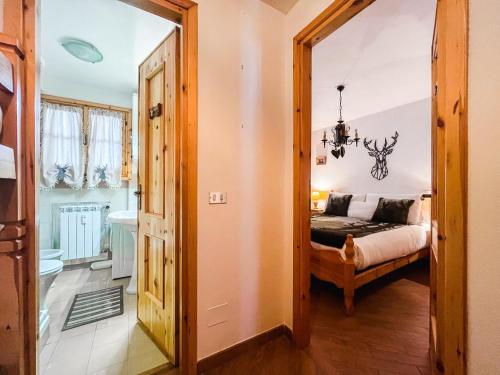 Una cama o camas en una habitación de Rifugio delle Cascate - Poluc Apartments Bilocale