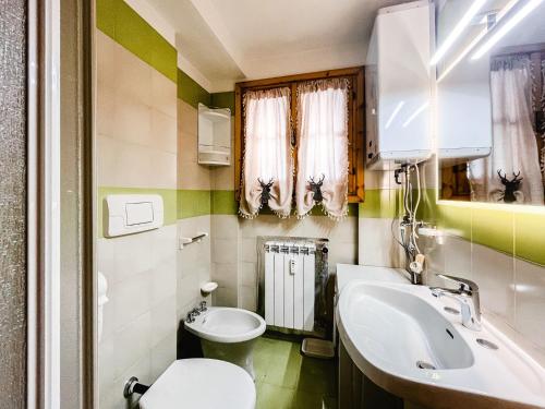 um pequeno banheiro com um vaso sanitário e uma pia em Rifugio delle Cascate - Poluc Apartments Bilocale em Champoluc