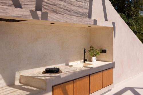 Anasa Villas في سيفوتا: مطبخ خرساني مع حوض وطاولة عمل