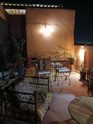 Riad Dantella tesisinde bir oturma alanı