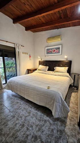 Ένα ή περισσότερα κρεβάτια σε δωμάτιο στο CASA PARA 5 CON PILETa