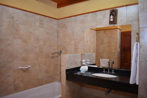 General AchaにあるHotel A Puro Campoの洗面台と浴槽のあるバスルーム