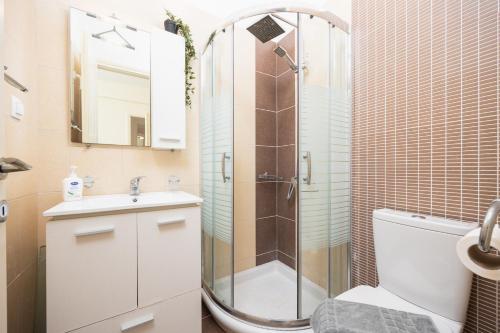 ein Badezimmer mit Dusche, Toilette und Waschbecken in der Unterkunft Villa Iremia in Astrakeri