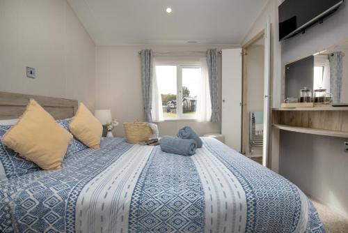 a bedroom with a blue teddy bear sitting on a bed at Sea Dreams, Riviera Bay - Brixham in Brixham