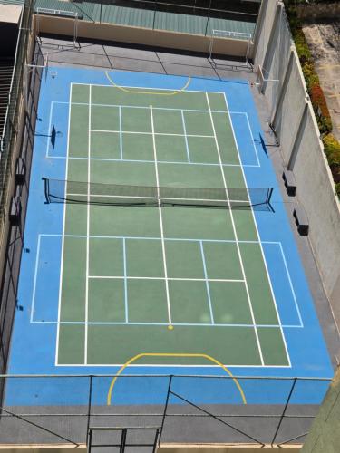 an overhead view of a tennis court at Balcón Azul in Santa Marta