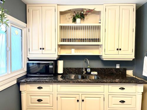 Η κουζίνα ή μικρή κουζίνα στο Barker House 1# Suite-heart of oldtown