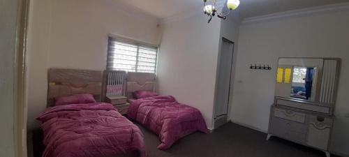 Llit o llits en una habitació de Two Palms Housing