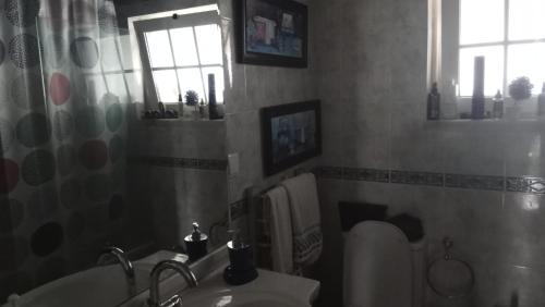 un baño con lavabo e inodoro en Casa Atelier Designer Moda Sandra Silva, en Alpalhão