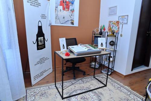 un escritorio con un libro en una habitación en Casa Atelier Designer Moda Sandra Silva, en Alpalhão