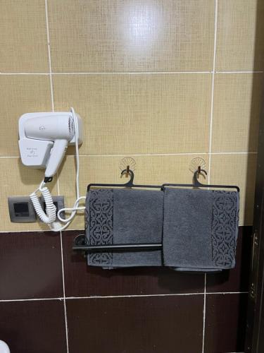 secador de pelo y secador de pelo en la pared en Chalet cosy familial à Imouzzer - calme, nature et confort, en Imouzzer Kandar