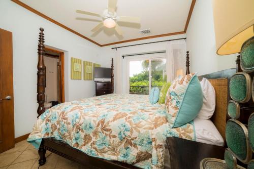 Un pat sau paturi într-o cameră la Veranda 2B - 3 bdr 3 bath