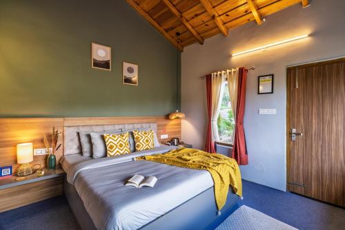 Ένα ή περισσότερα κρεβάτια σε δωμάτιο στο LiveAway Mukteshwar, Nainital by PACK