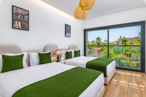 Ένα ή περισσότερα κρεβάτια σε δωμάτιο στο Villa Anzar Refined Oasis wChef and Emerald Hammam