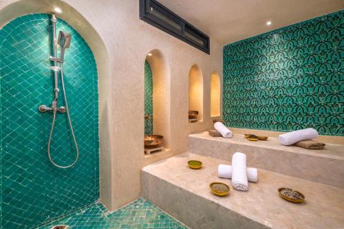 Ένα μπάνιο στο Villa Anzar Refined Oasis wChef and Emerald Hammam