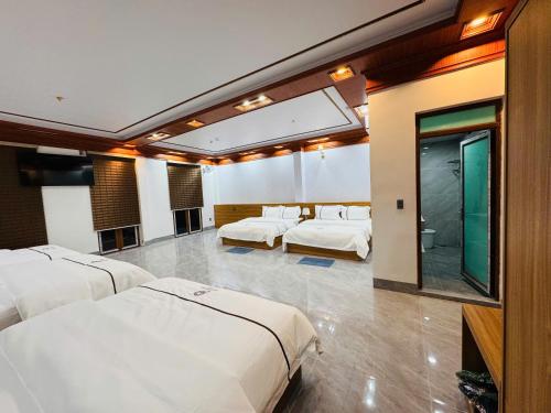 a bedroom with four beds in a room at Phương Anh Hotel in Mèo Vạc