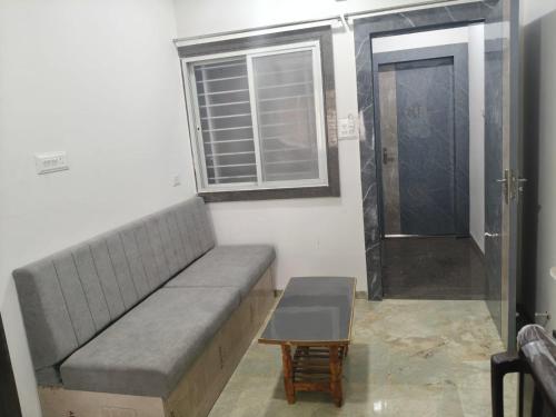 Een zitgedeelte bij Aarav Home