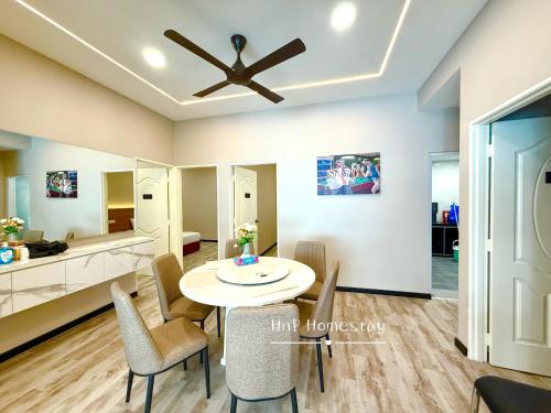 Gfe Home Villa Swimming Pool 20Pax 5Bedroom في ماساي: غرفة طعام وغرفة معيشة مع مروحة سقف