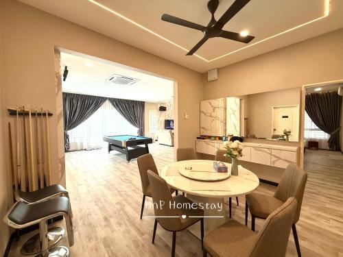 Gfe Home Villa Swimming Pool 20Pax 5Bedroom في ماساي: غرفة معيشة مع طاولة بينج بونغ وغرفة طعام