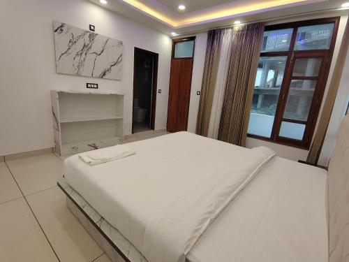 En eller flere senge i et værelse på The Warm Palace Home