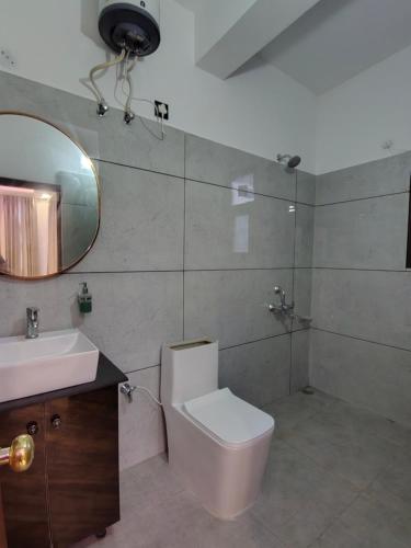 Et badeværelse på The Warm Palace Home