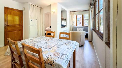 une cuisine et une salle à manger avec une table et des chaises dans l'établissement El racó de Montana Park, à Enveitg