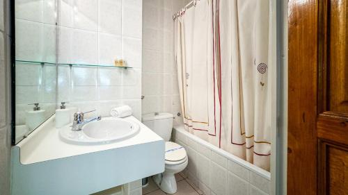 une salle de bain blanche avec un lavabo et des toilettes dans l'établissement El racó de Montana Park, à Enveitg