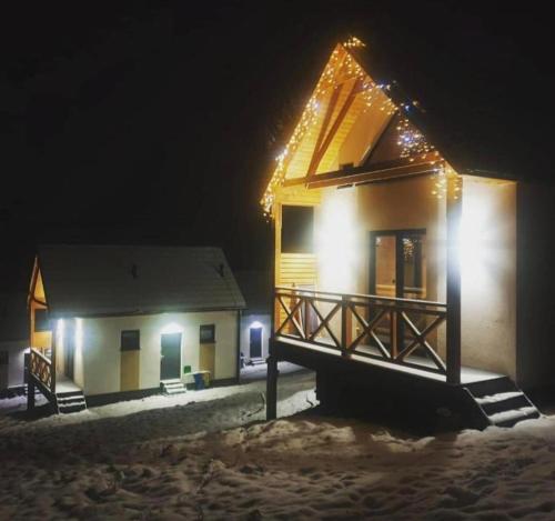 ein Haus mit seitlicher Beleuchtung in der Nacht in der Unterkunft Górskie chatki w Wiśle in Wisła