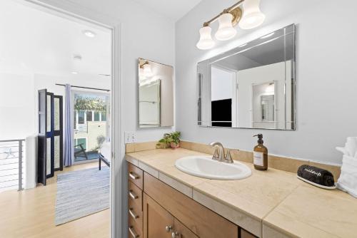 Μια τηλεόραση ή/και κέντρο ψυχαγωγίας στο Beach Oasis - Rooftop, Steps2Sand and Water Views