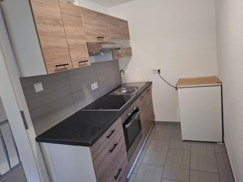 Η κουζίνα ή μικρή κουζίνα στο 2 Zimmer Wohnung in Siegen Dachgeschoss