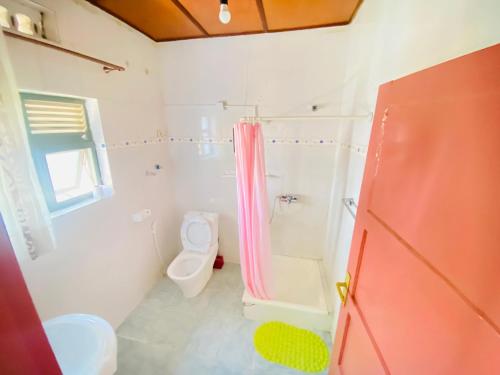 Ένα μπάνιο στο Beautiful spacious entire 4 bedrooms comfy house in Kimihurura