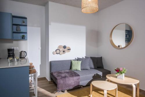 un soggiorno con un divano e un tavolo di Villa Roza by Prime Stay a Stalida