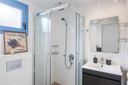 un bagno con doccia e lavandino di Villa Roza by Prime Stay a Stalida